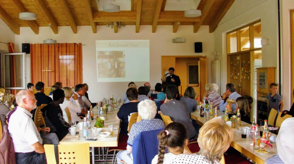 Samir Esaid informiert bei einem Gemeindenachmittag in Wallhausen