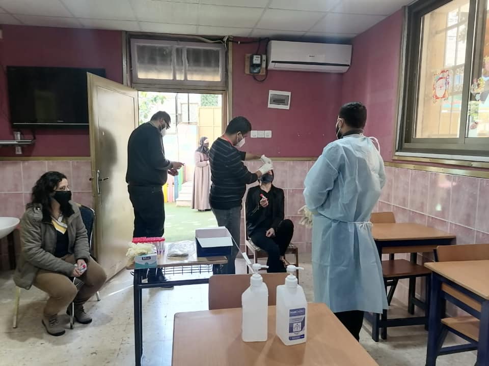 Ein Teams des jordanischen Gesundheitsministeriums testete die Mitarbeiterinnen und Mitarbeiter der AES auf Corona.