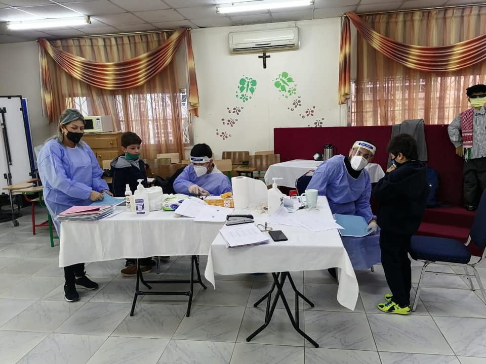 Die Kinder an der Arab Episcopal School werden von einem Team der Caritas Jordan Association auf das Coronavirus getestet.